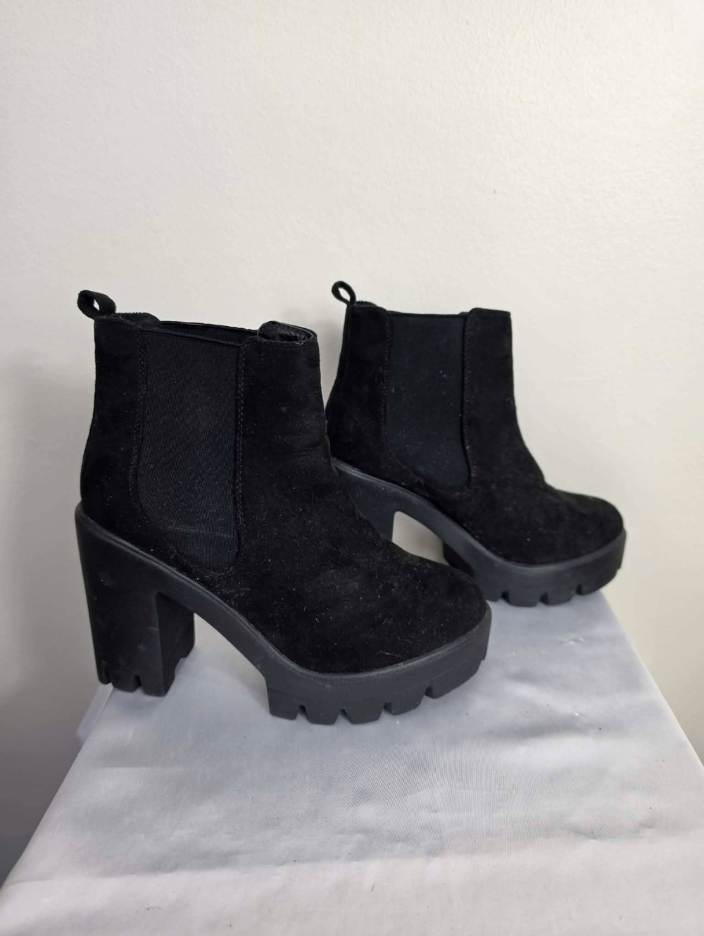 Black Women's Suede Platform Chelsea Boots